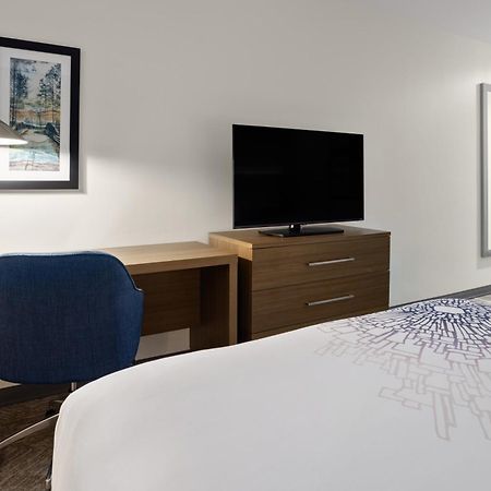La Quinta Inn & Suites By Wyndham โลคัสท์โกรฟ ภายนอก รูปภาพ