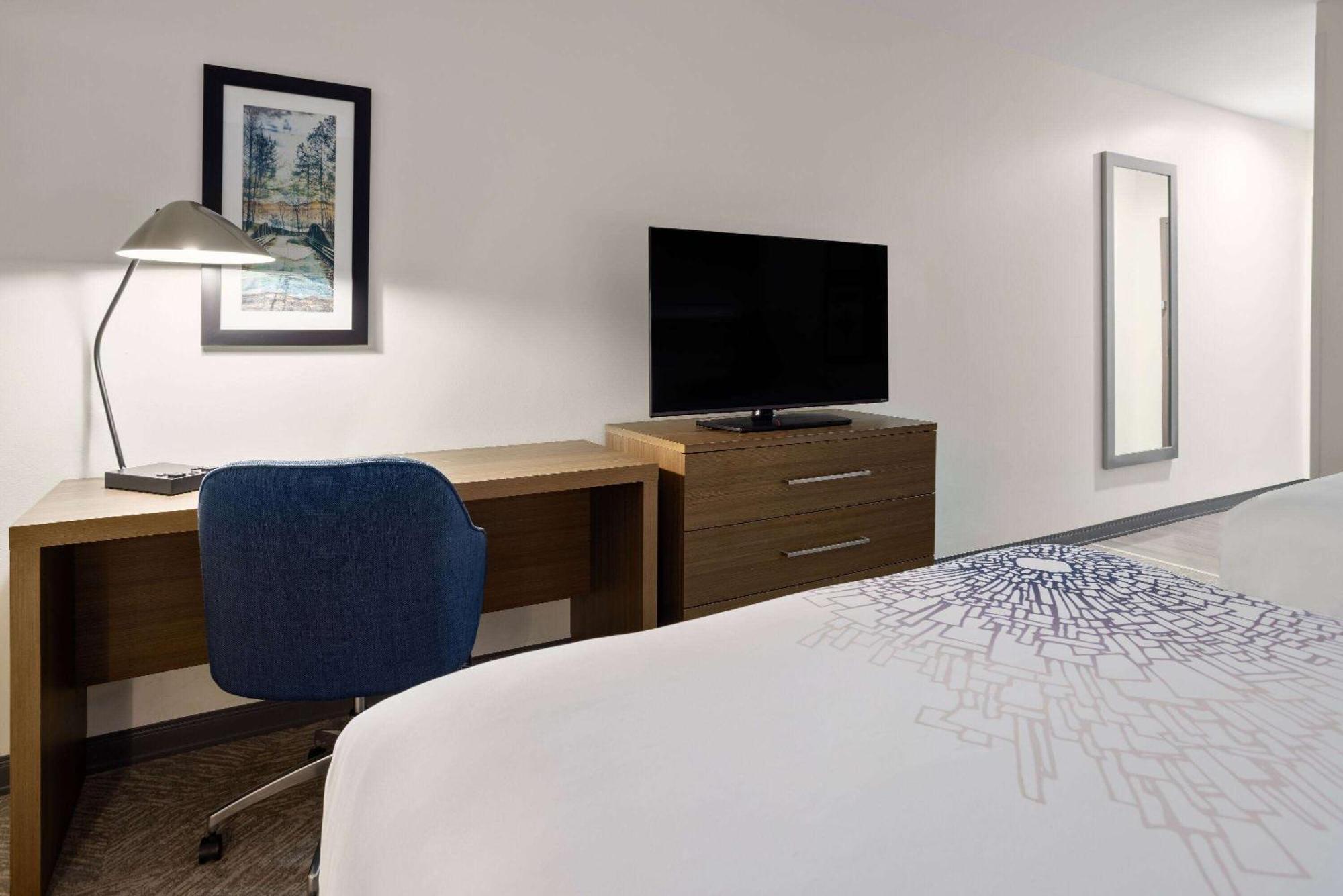 La Quinta Inn & Suites By Wyndham โลคัสท์โกรฟ ภายนอก รูปภาพ