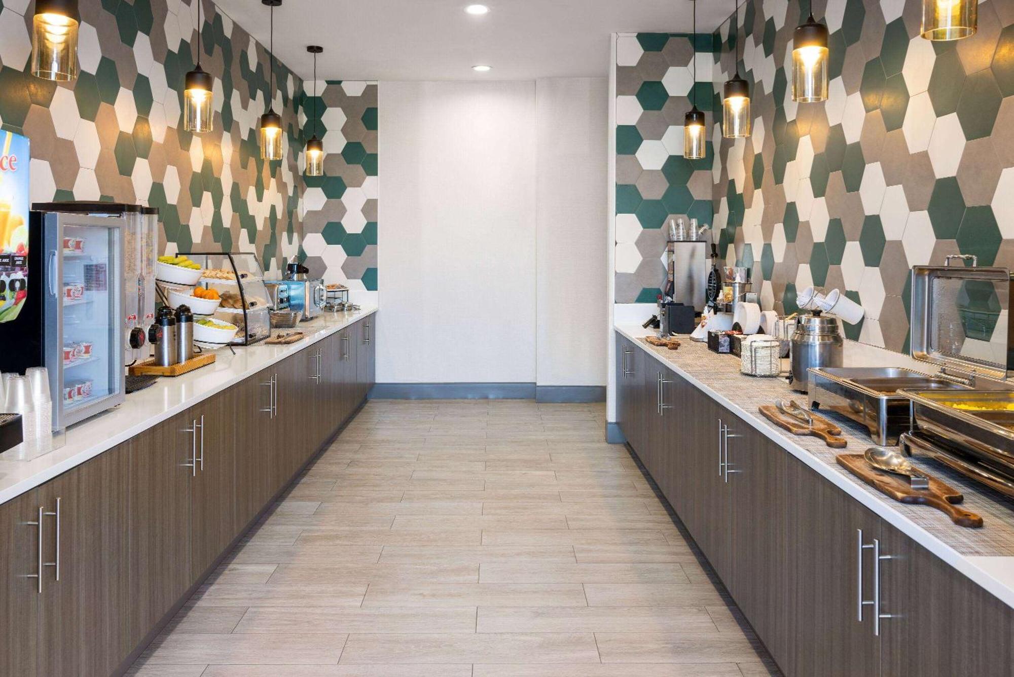 La Quinta Inn & Suites By Wyndham โลคัสท์โกรฟ ภายนอก รูปภาพ