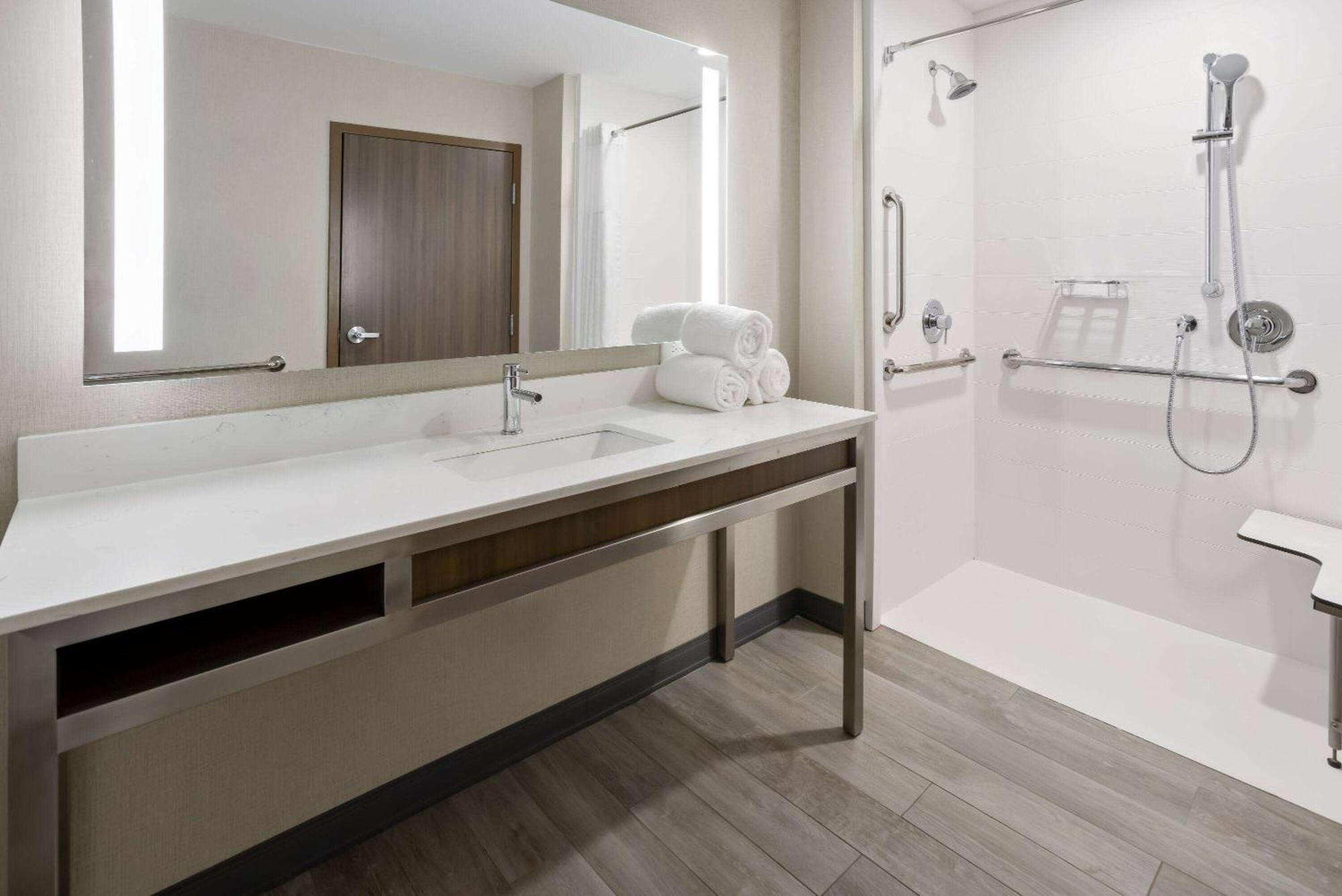La Quinta Inn & Suites By Wyndham โลคัสท์โกรฟ ภายนอก รูปภาพ