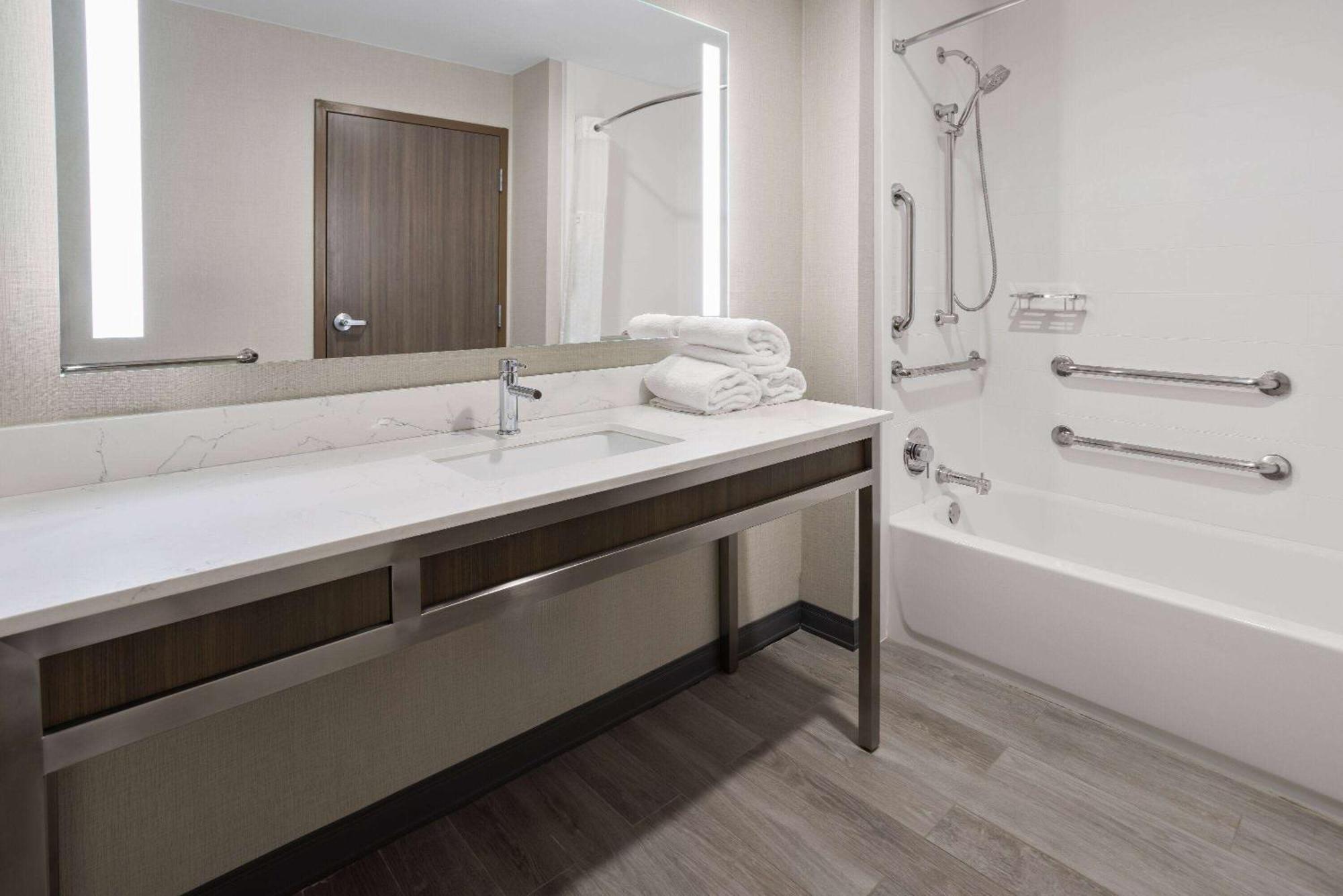 La Quinta Inn & Suites By Wyndham โลคัสท์โกรฟ ภายนอก รูปภาพ