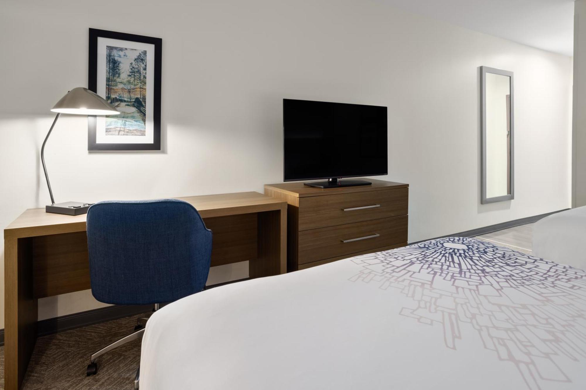 La Quinta Inn & Suites By Wyndham โลคัสท์โกรฟ ภายนอก รูปภาพ