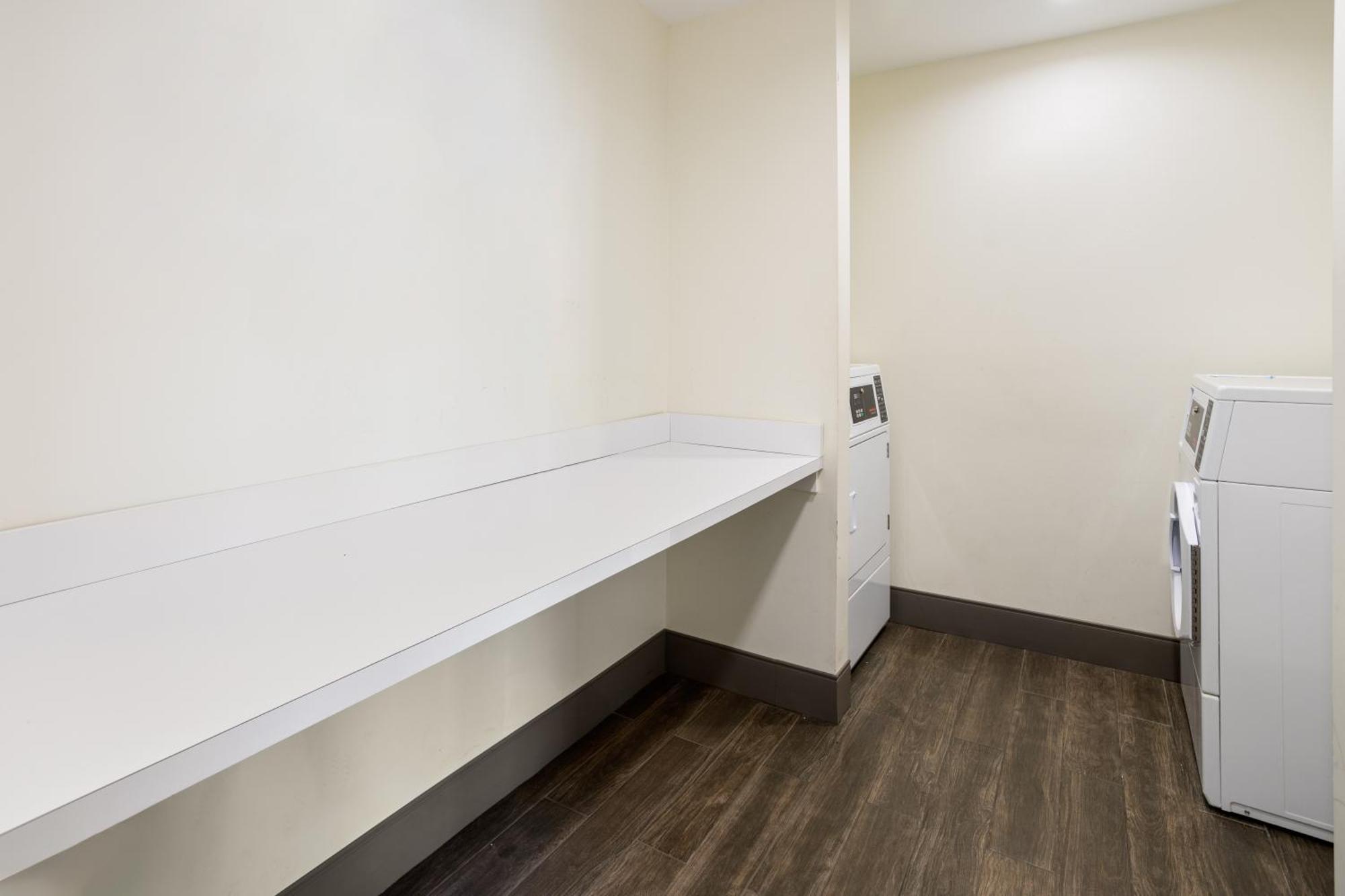La Quinta Inn & Suites By Wyndham โลคัสท์โกรฟ ภายนอก รูปภาพ