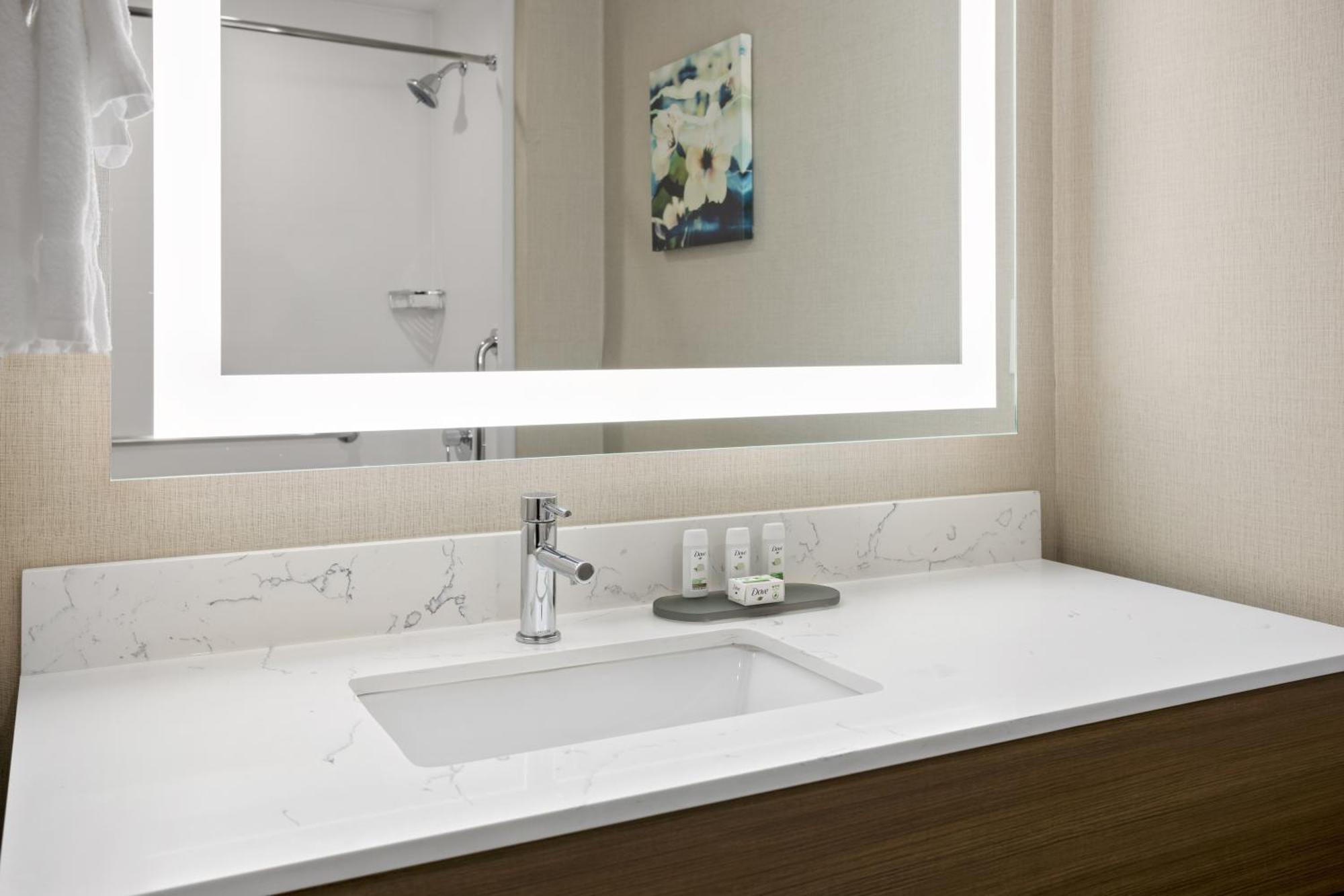 La Quinta Inn & Suites By Wyndham โลคัสท์โกรฟ ภายนอก รูปภาพ